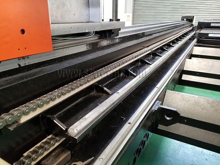 采用鏈條傳動(dòng)的自動(dòng)交換托盤