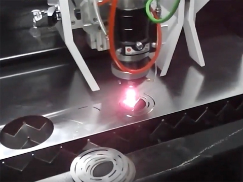 1000W 光纖激光機切割 1mm 鋁塑板 1000W 光纖激光機切割 1mm 鋁塑板