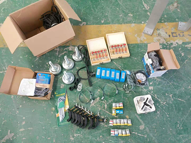 機器附帶的配件和工具 機器附帶的配件和工具