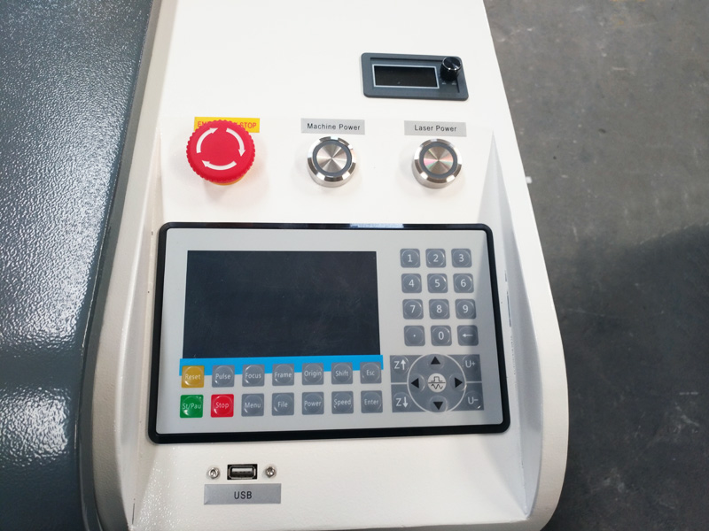 價格實惠的激光雕刻機，適用于皮革、織物、紙張、牛仔褲