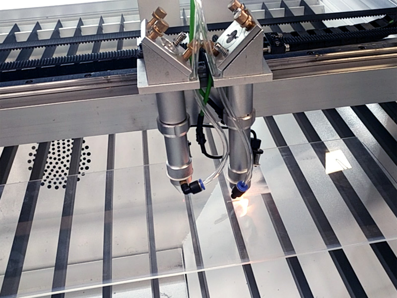 價格實惠的激光雕刻機，適用于皮革、織物、紙張、牛仔褲