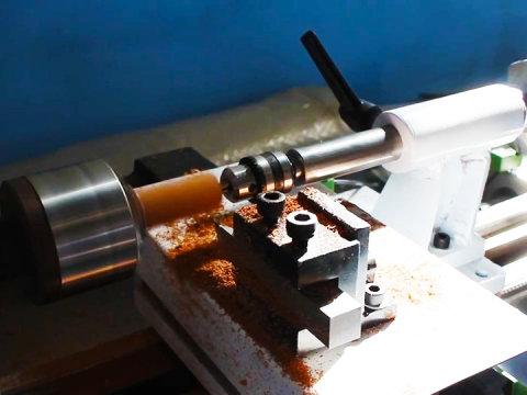 小型木工車床車削木珠 小型木工車床車削木珠