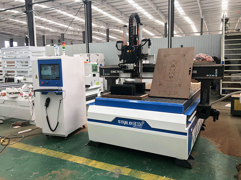 工業(yè) 4x8 用于木門制造項(xiàng)目的數(shù)控雕刻機(jī)