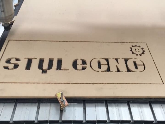 數(shù)控雕刻機用于木質(zhì)標牌切割項目 數(shù)控雕刻機用于木質(zhì)標牌切割項目