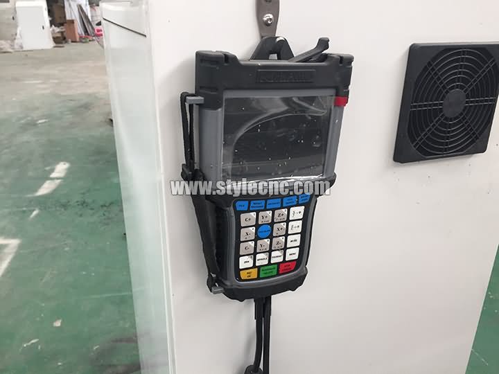 帶自動換刀系統的小型數控雕刻機 6090 的 DSP 控制器 帶自動換刀系統的小型數控雕刻機 6090 的 DSP 控制器