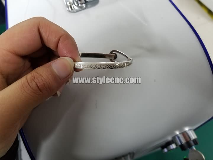 3D光纖激光雕刻機(jī)用于銀手鏈 3D光纖激光雕刻機(jī)用于銀手鏈