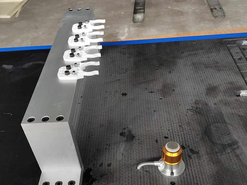 適合家庭使用的帶換刀裝置的小型臺式數控雕刻機