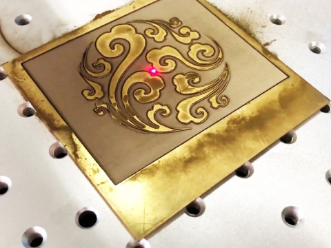 金屬激光雕刻機(jī) 100W IPG光纖激光器 金屬激光雕刻機(jī) 100W IPG光纖激光器