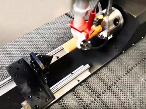 如何使用激光雕刻切割機的旋轉(zhuǎn)附件？