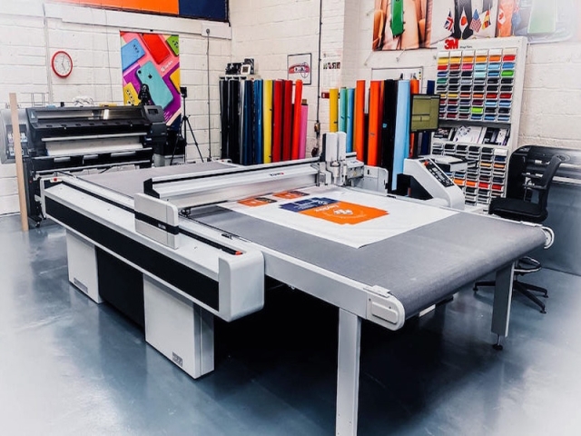 用于印刷、廣告、營(yíng)銷的數(shù)字平板切割機(jī)