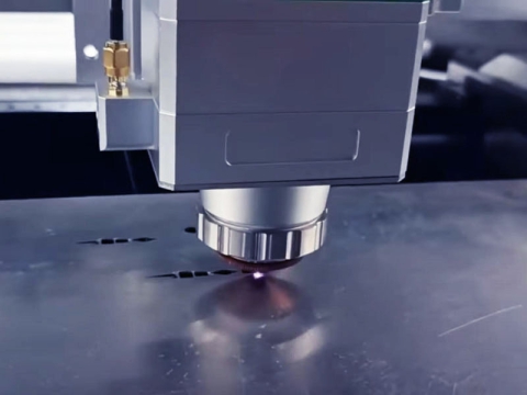 使用高精度金屬激光切割機切割銀