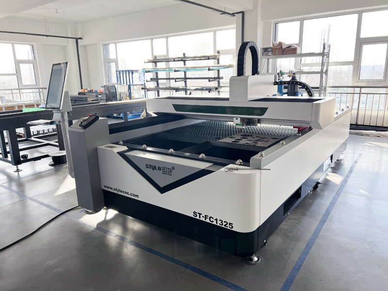 ST-FC1325 4x8 光纖激光不銹鋼切割機