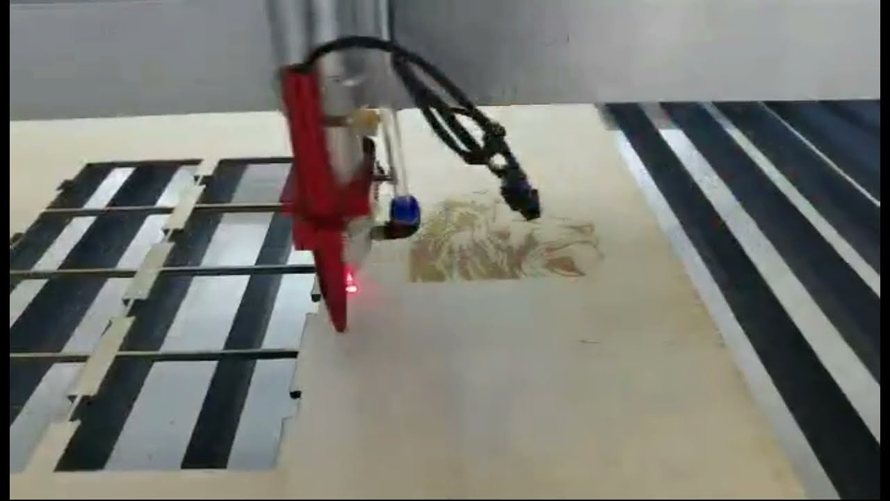 CO2 激光機(jī)雕刻和切割木制工藝品 CO2 激光機(jī)雕刻和切割木制工藝品